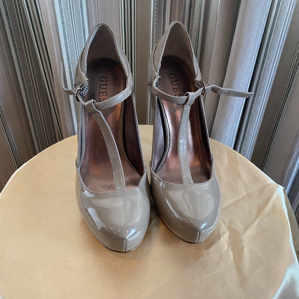 Guess and gorgeous! Taupe patent, heels !